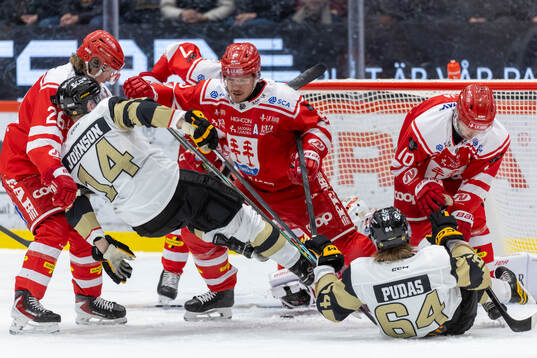 Timrås Didrik Strömberg och David Lilja tacklar
