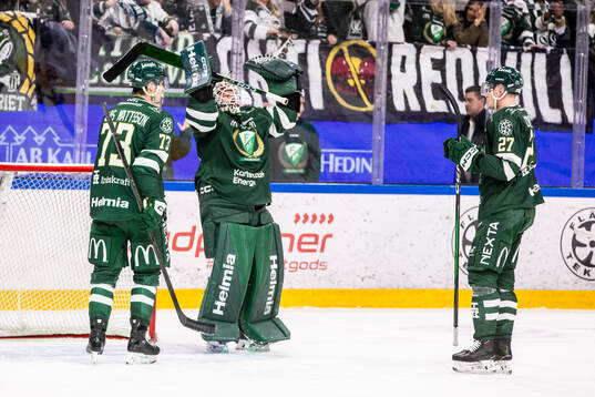 Färjestads målvakt Emil Larmi jublar