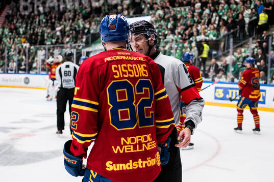 Djurgårdens Colby Sissons och Domare Linus Öhlund