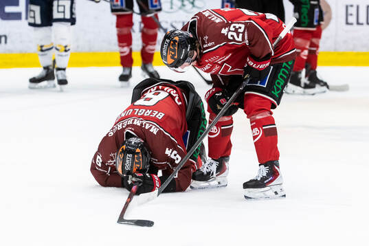 Örebros Filip Berglund och Egor Polin deppar