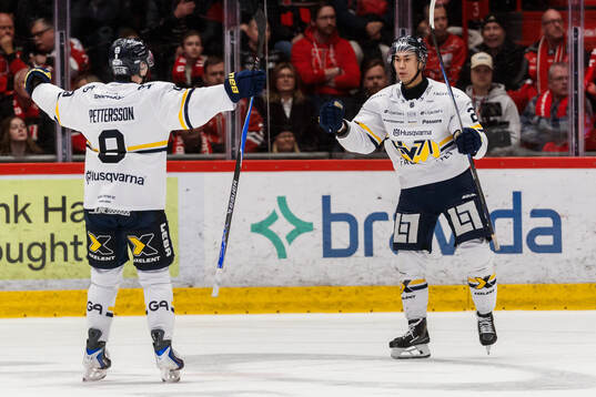 HV71s Hugo Pettersson och Jonathan Ang jublar