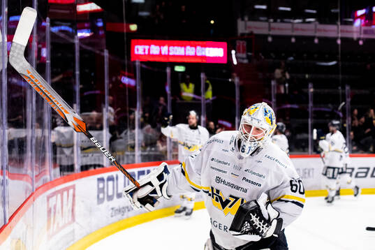 HV71s målvakt Felix Sandström jublar