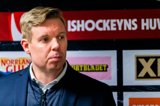 HV71s tränare Anton Blomqvist på presskonferensen