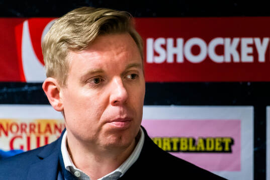 HV71s tränare Anton Blomqvist på presskonferensen