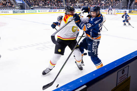 Brynäs Luke Witkowski tacklar Växjös Sebastian Strandberg