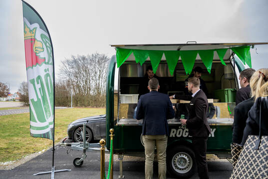 Lunchservering från foodtruck