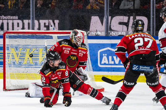 Malmö Redhawks Fredrik Händemark gör 1-2 bakom Luleås