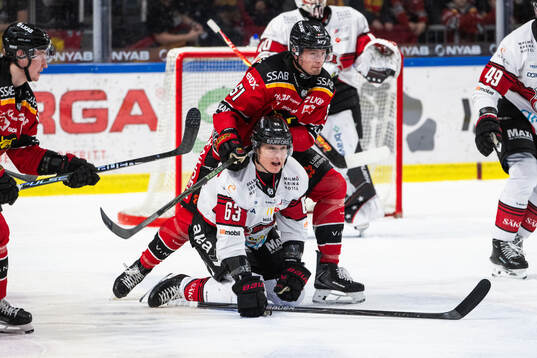 Luleås Markus Nurmi och Malmö Redhawks Fredrik Händemark