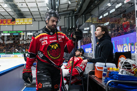 Luleås Frederic Allard lämnar isen