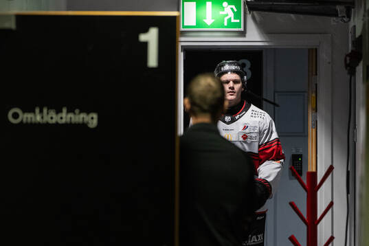 Malmö Redhawks Martin Schreiber lämnar isen