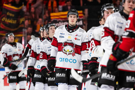 Malmö Redhawks William Von Barnekow deppar med lagkamrater