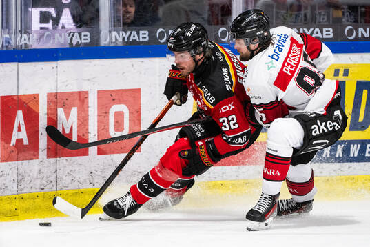 Luleås Oscar Engsund och Malmö Redhawks Carl Persson