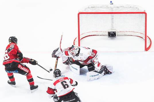 Luleås Mathias Bromé och Malmö Redhawks målvakt Oskar