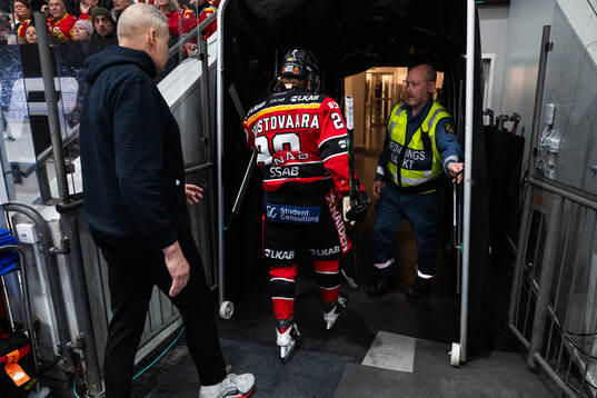 Luleås Casper Juustovaara Karlsson lämnar isen