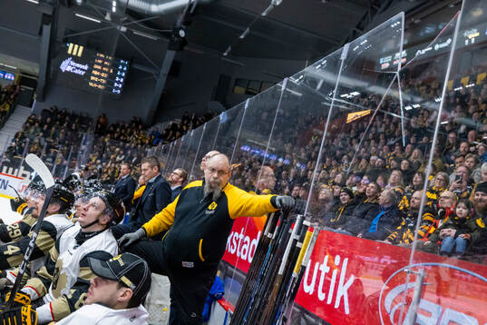 Skellefteås Oliver Okuliar har slagit sönder plexiglas