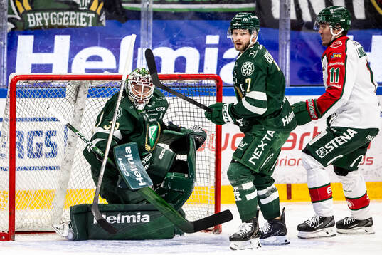 Färjestads målvakt Emil Larmi och Färjestads Axel