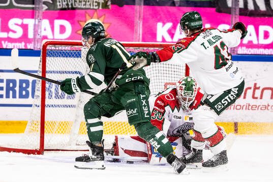 Färjestads Joakim Nygård och Frölundas målvakt Tobias