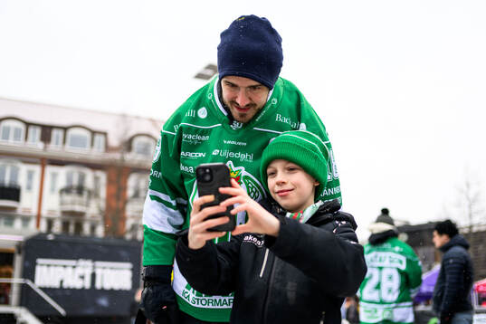 Dennis Everberg och besökare