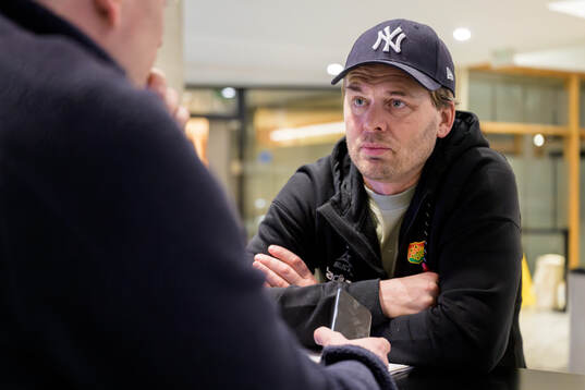 GAIS tränare Fredrik Holmberg vid en intervju
