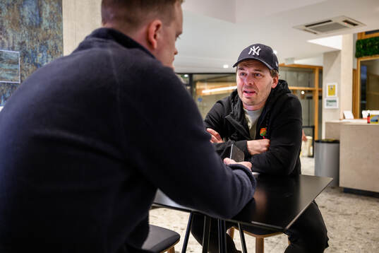 GAIS tränare Fredrik Holmberg vid en intervju