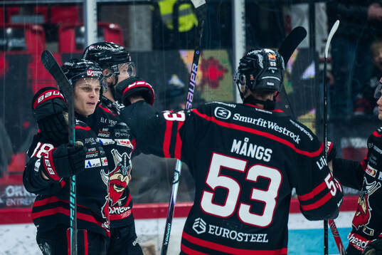 Nybros Tim Lindfors jublar