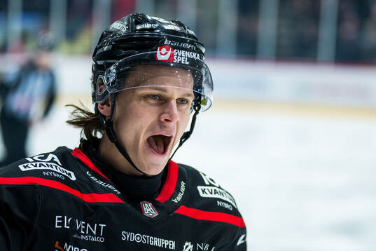 Nybros Tim Lindfors jublar