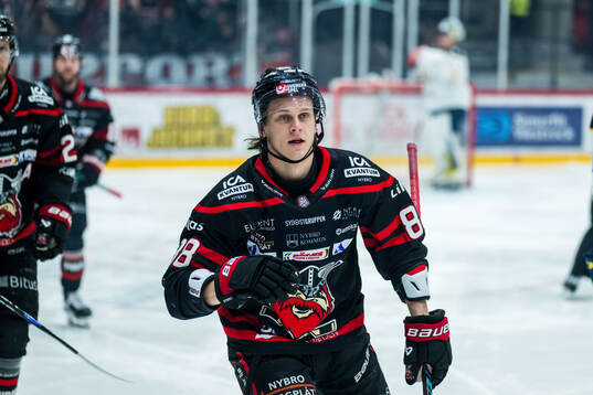 Nybros Tim Lindfors jublar