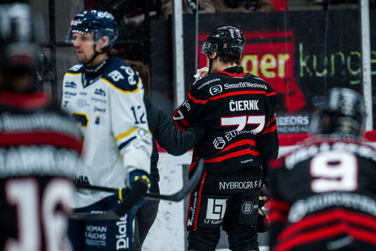 Nybros Alex Ciernik lämnar isen