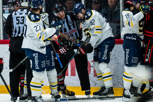 Nybros Tim Lindfors och Södertäljes Roope Laavainen