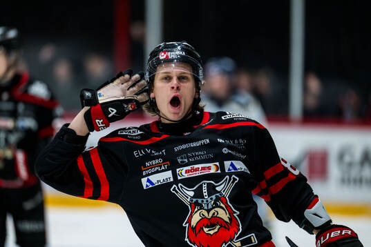 Nybros Tim Lindfors jublar