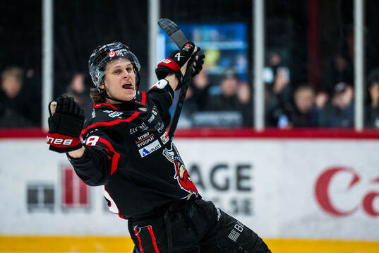 Nybros Tim Lindfors jublar