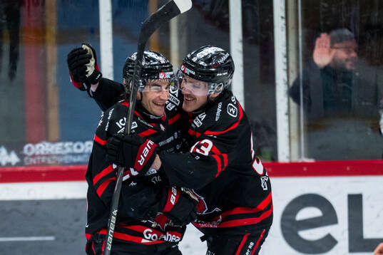 Nybros Juho Liuksiala och Felix Olsson jublar