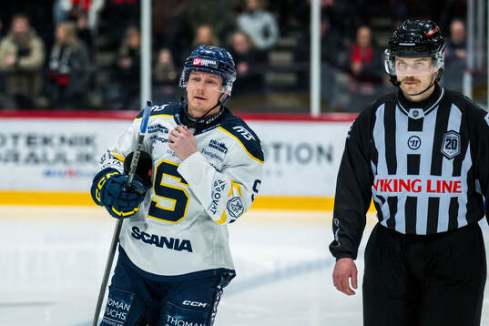 Södertäljes Patrik Zackrisson lämnar isen