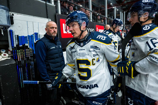 Södertäljes Patrik Zackrisson lämnar isen