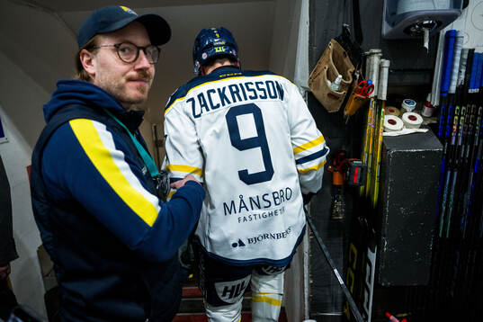 Södertäljes Patrik Zackrisson lämnar isen