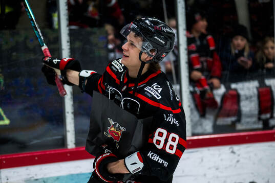 Nybros Tim Lindfors jublar