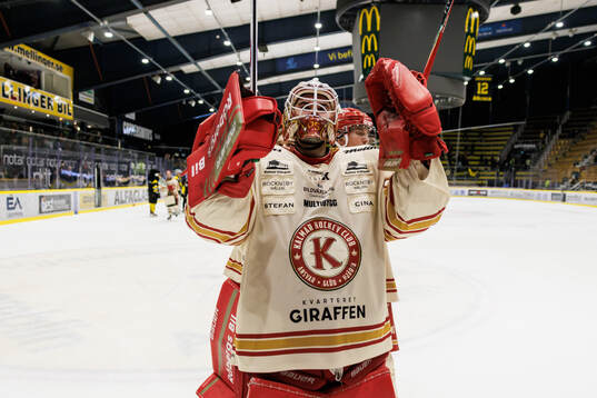 Kalmars målvakt Jacob Crespin jublar