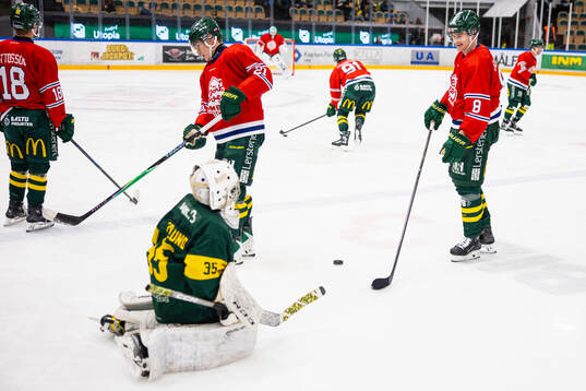 Björklövens Lucas Nordsäter innan ishockeymatchen i