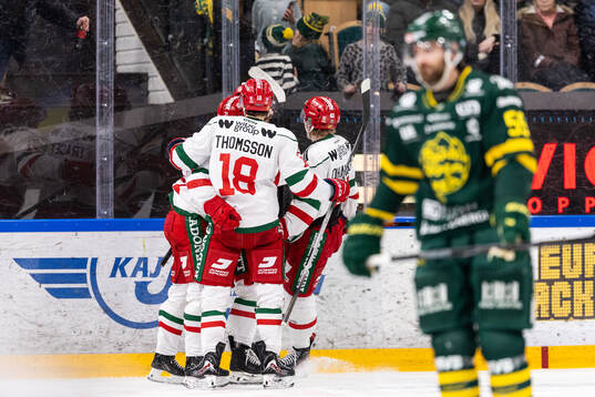 Moras Brayden Tracey jublar med lagkamrater