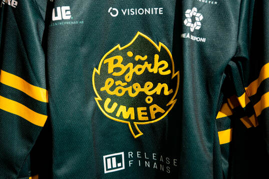Björklöven souvenirtröja innan ishockeymatchen i