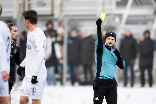 Domare Rinon Hasani visar upp gull kort till Helsingborgs