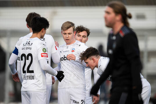 Helsingborgs William Westerlund jublar medan Ängelholms