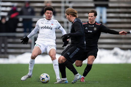 Helsingborgs Femi Awodesu och Ängelholms Charlie Weberg