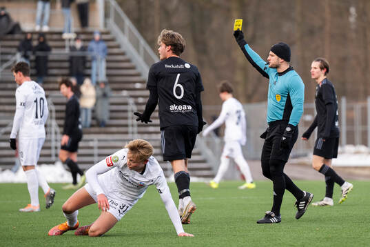 Domare Rinon Hasani visar gull kort till Ängelholms Daniel