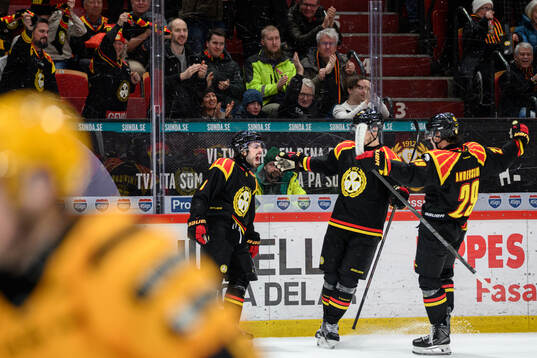 Brynäs Bobby Trivigno jublar med lagkamrater