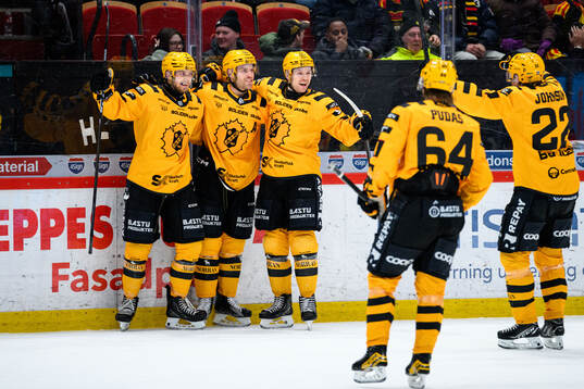Skellefteås Oscar Lindberg jublar med lagkamrater