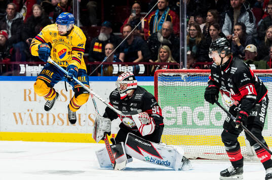 Djurgårdens Marcus Krüger och Malmö Redhawks målvakt