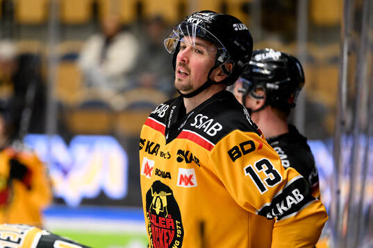 Luleås Eetu Koivistoinen ishockeymatchen i SHL mellan HV71
