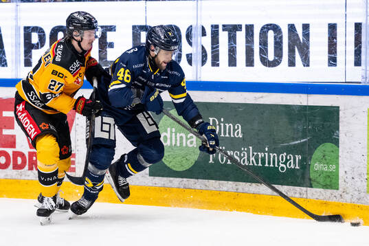 Luleås Oskari Laaksonen och HV71s Joona Luoto
