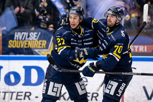 HV71s Jonathan Ang jublar med Lukas Rousek
